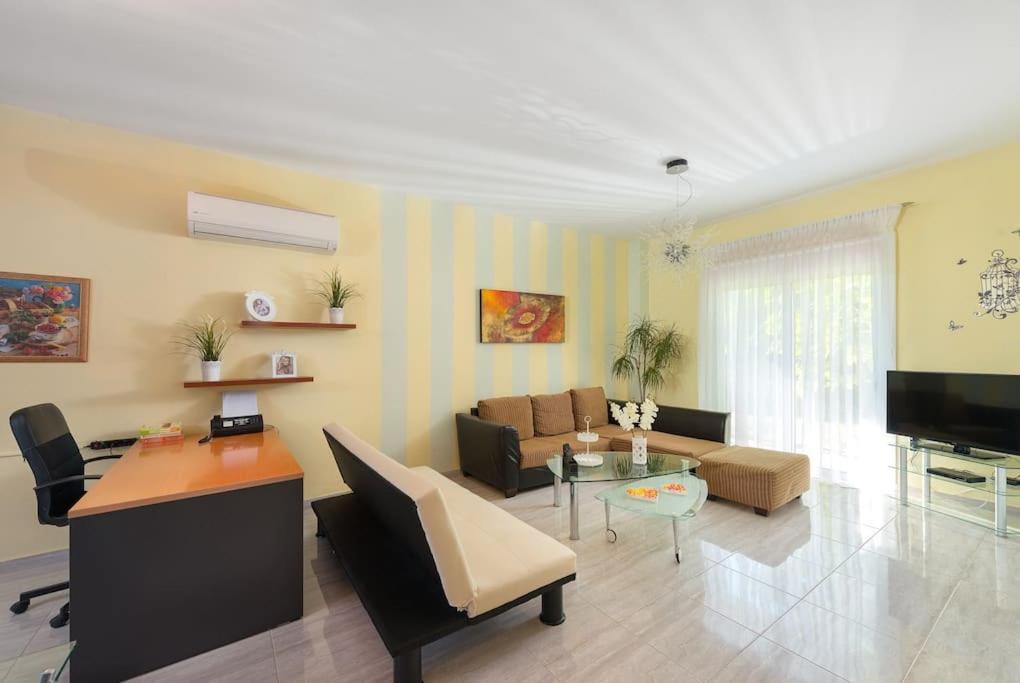 Greek Style Ground Floor Apartment & Pool Іялісос Екстер'єр фото